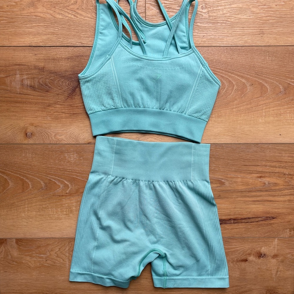 (SET) Sports Bra + Shorts (Gymshark Set)
